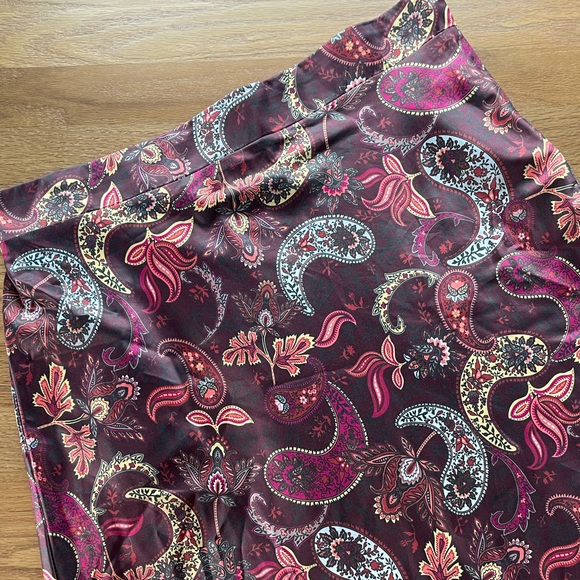 NWOT Gorgeous 100% polyester skirt - Picture 5 of 9